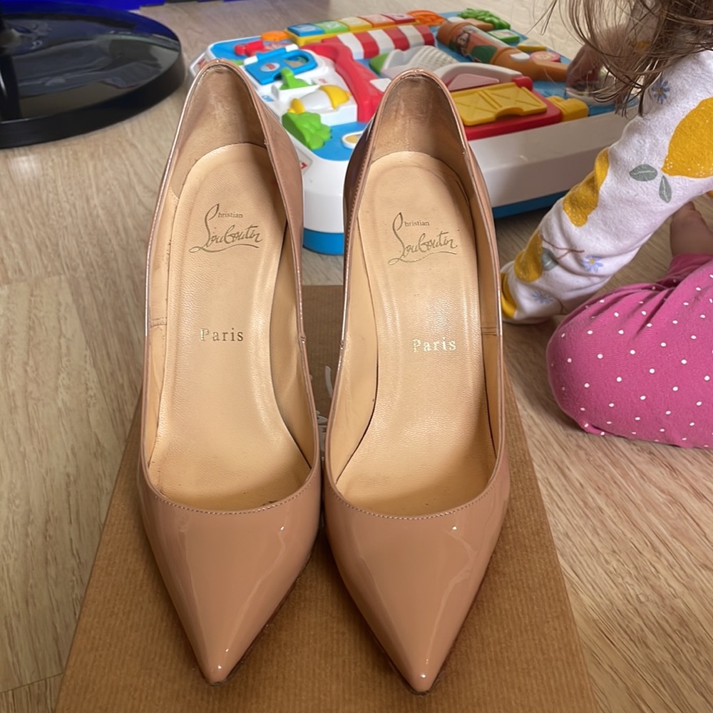 Beautiful nude Christian Louboutin Décolleté 554.